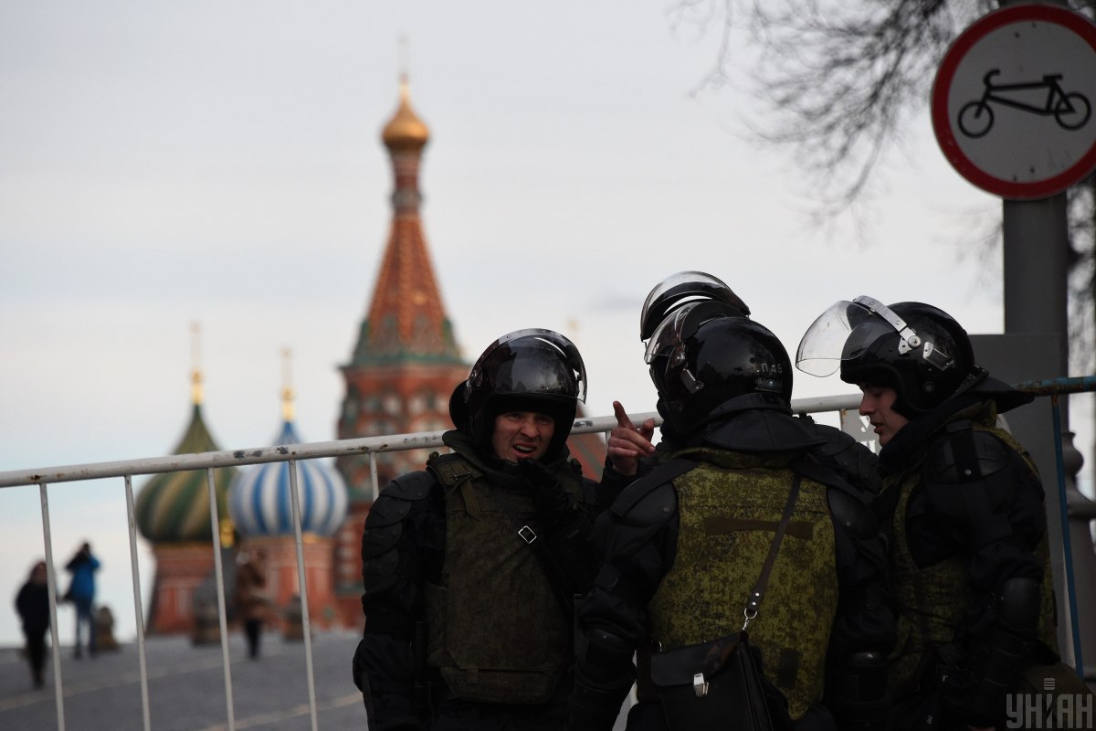 Полиция во время несанкционированной многотысячной акции против коррупции, в Москве, Россия, 2016 марта 2017 г. Во время акции сотни людей были задержаны. Фото УНИАН / УНИАН